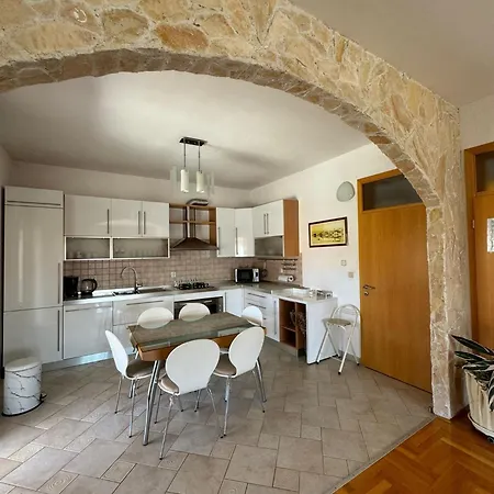 Adriana アパート トロギール