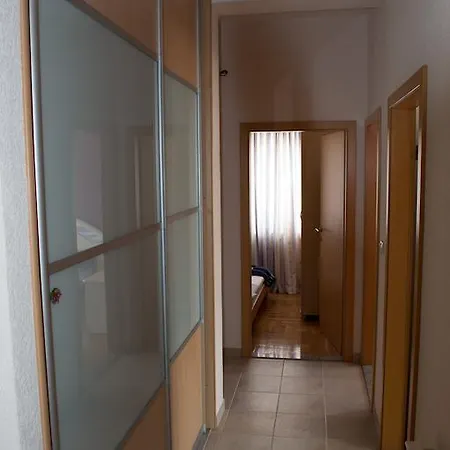 アパート Adriana